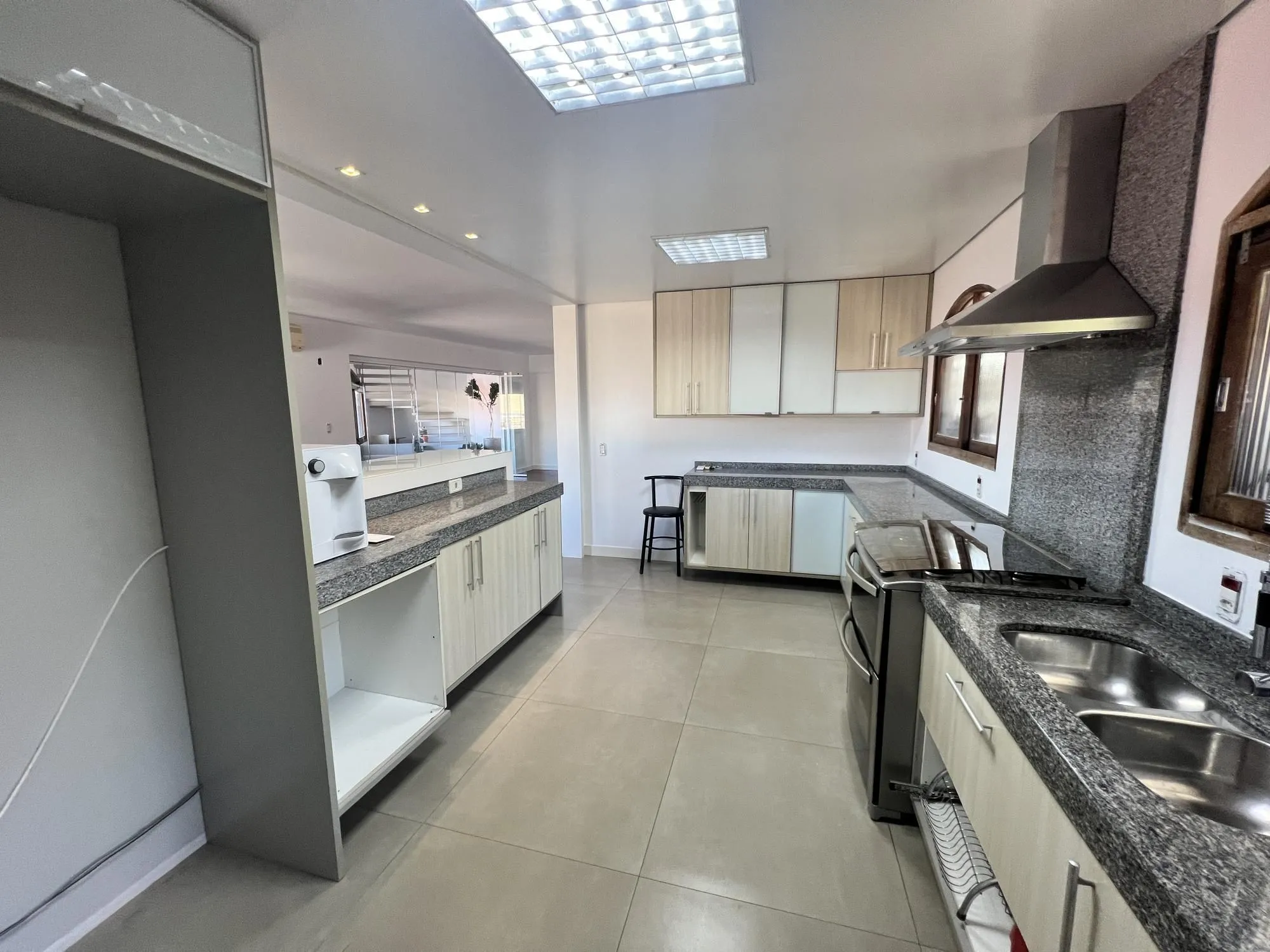 Imagem Belíssima casa no Bairro Tristeza com 645m²