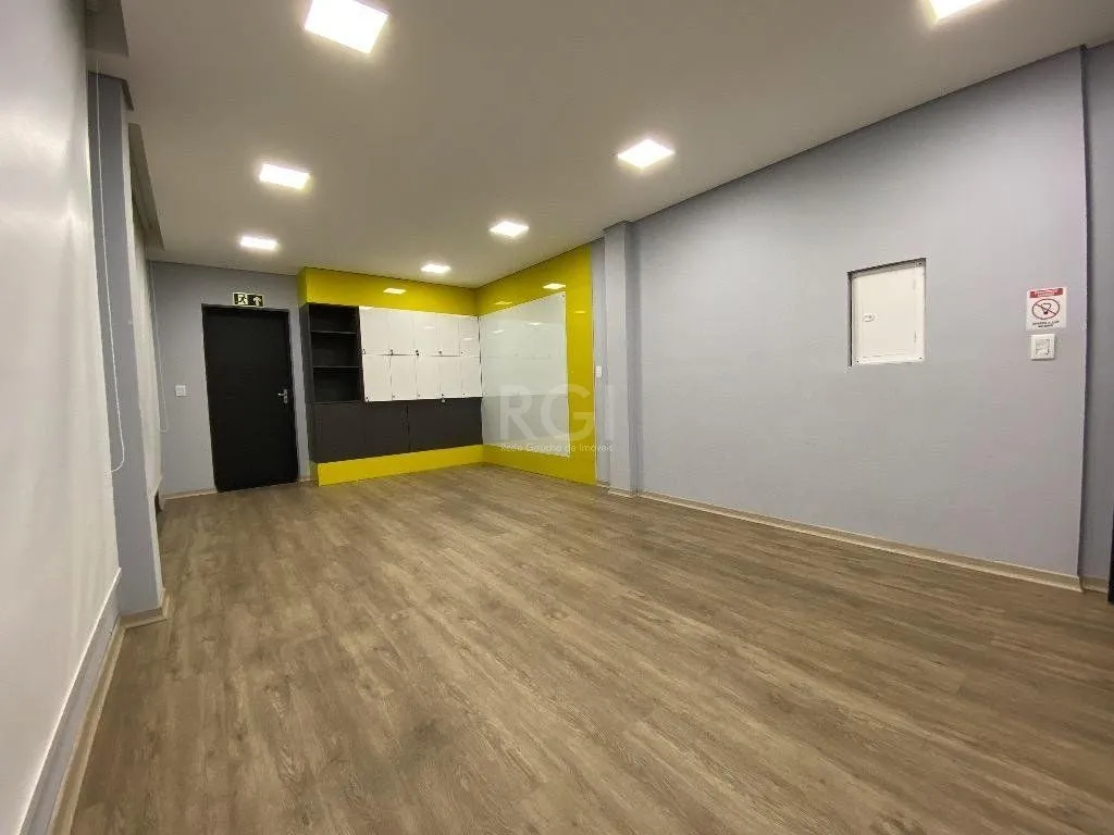 Imagem Excelente Casa Comercial Reformada Para comprar - Partenon - Porto Alegre/RS