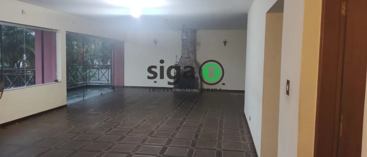 Imagem Sobrado de alto padrão com 500m², 4 suítes e ampla área verde em Interlagos