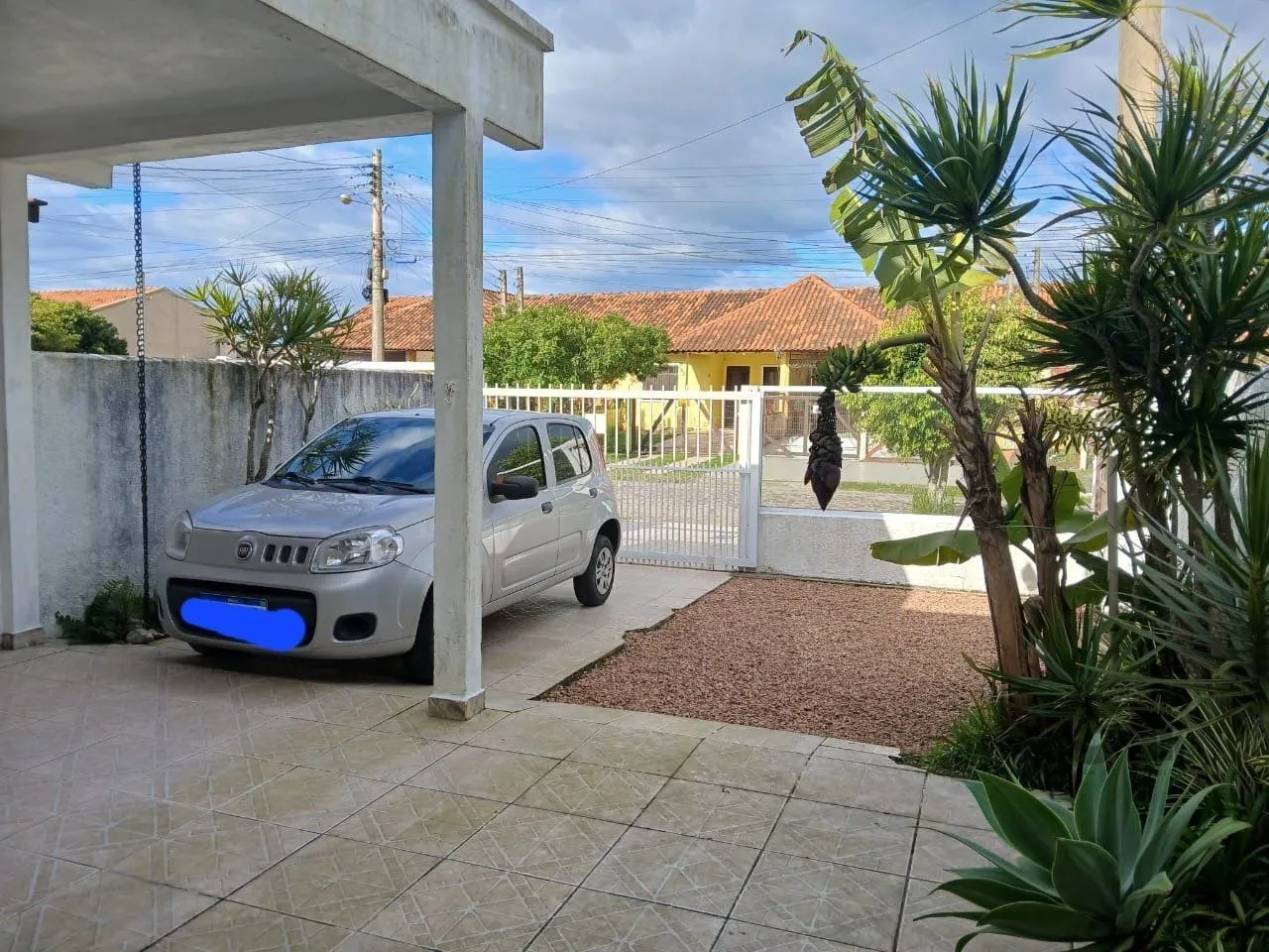 Imagem Casa de 2 dormitórios, com banheiro social, e um living em 2 ambientes, com banheiro Social, e cozinha com área de serviço, mais um patio pra 3 carros, e uma piscina nos fundos...