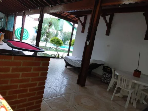 Imagem Casa com Piscina, 5 suítes, 405 m² - Venda!
