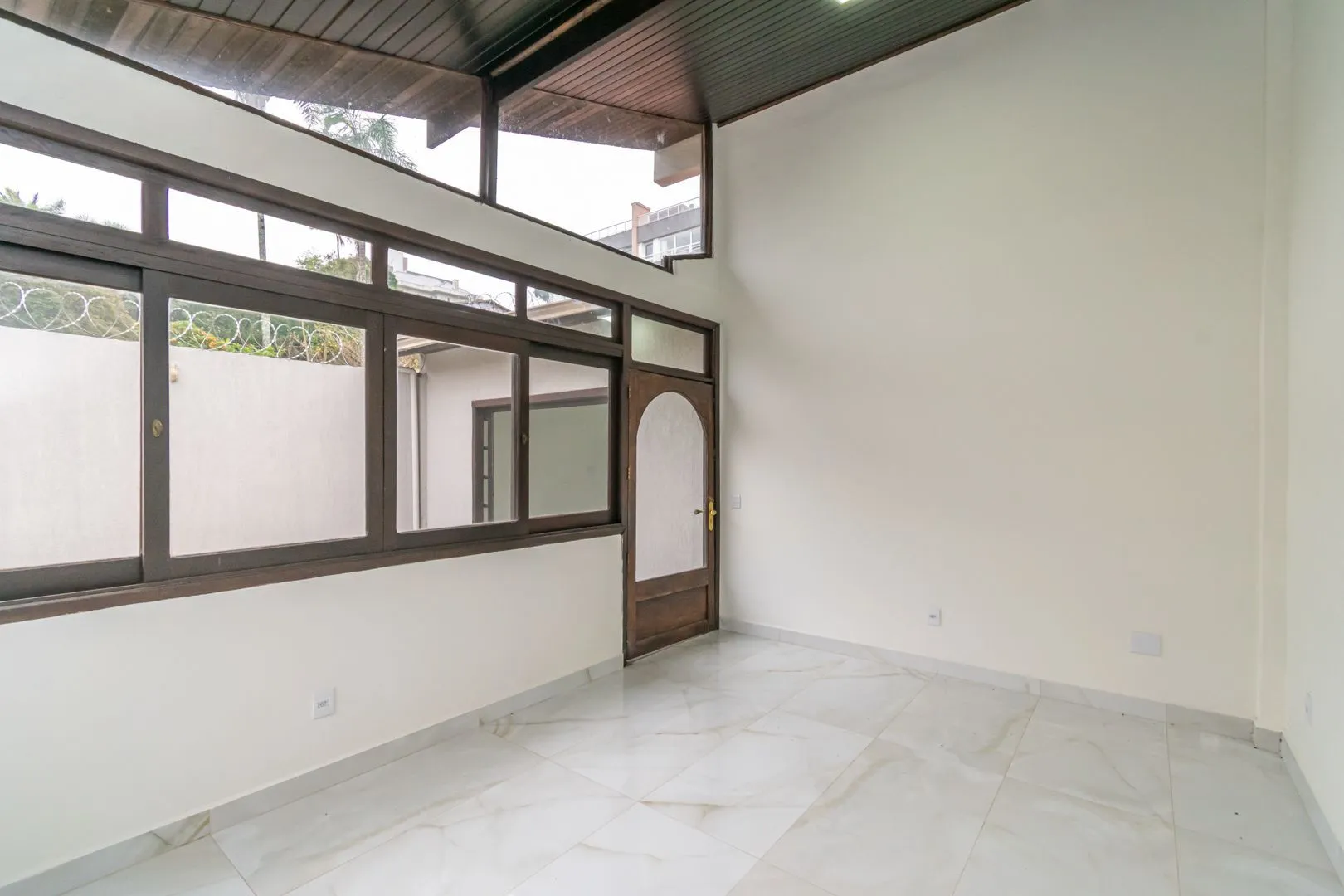 Imagem Casa sobrado no bairro Cristal de 3 dormitórios e 3 vagas DESOCUPADA
