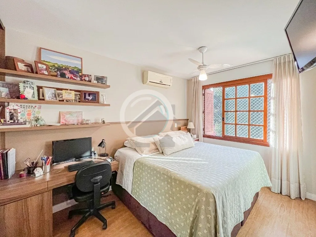 Imagem Este apartamento recentemente atualizado no Bairro Moinhos de Vento é uma verdadeira joia. Localiza...