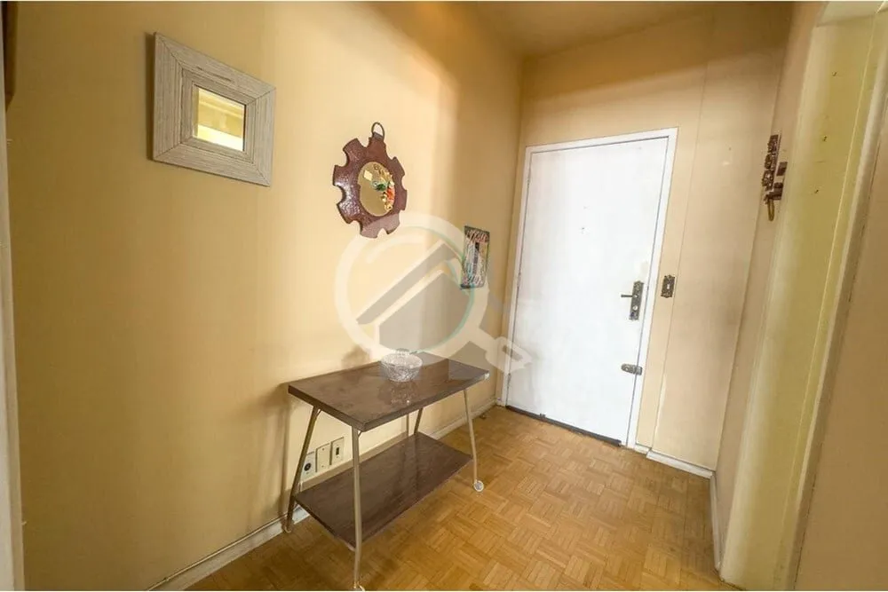Imagem Em Andar Alto e com vista do Guaíba, apartamento com 93m² de área privativa, SEMIMOBILIADO, 2 dor...