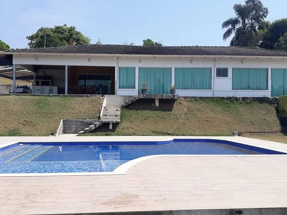 Vendo um maravilhoso sítio localizado em Solar do Madeira, com 5.500 m²de área.