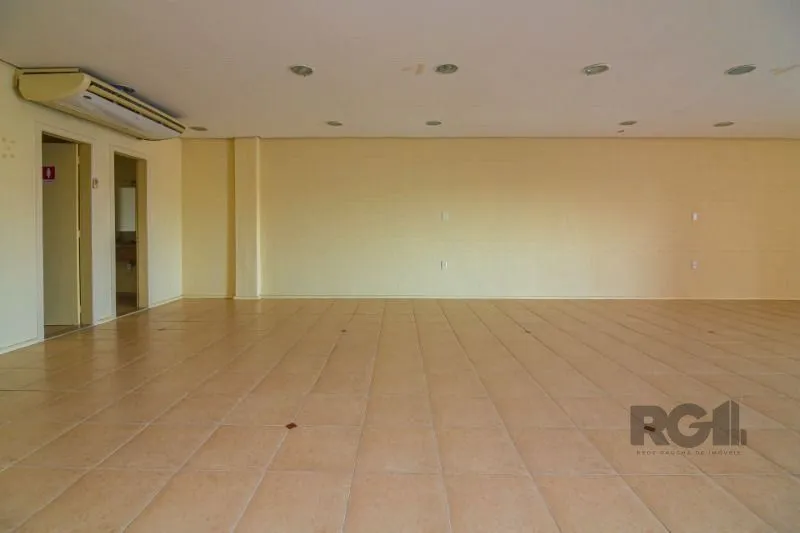 Imagem MÁFFER IMÓVEIS ALUGA CONJUNTO COMERCIAL - 187m² DE ÁREA PRIVATIVA Imóvel corporativo de alto padrão, ideal para empresas que buscam espaço amplo, funcional e com excelente logística de acesso.