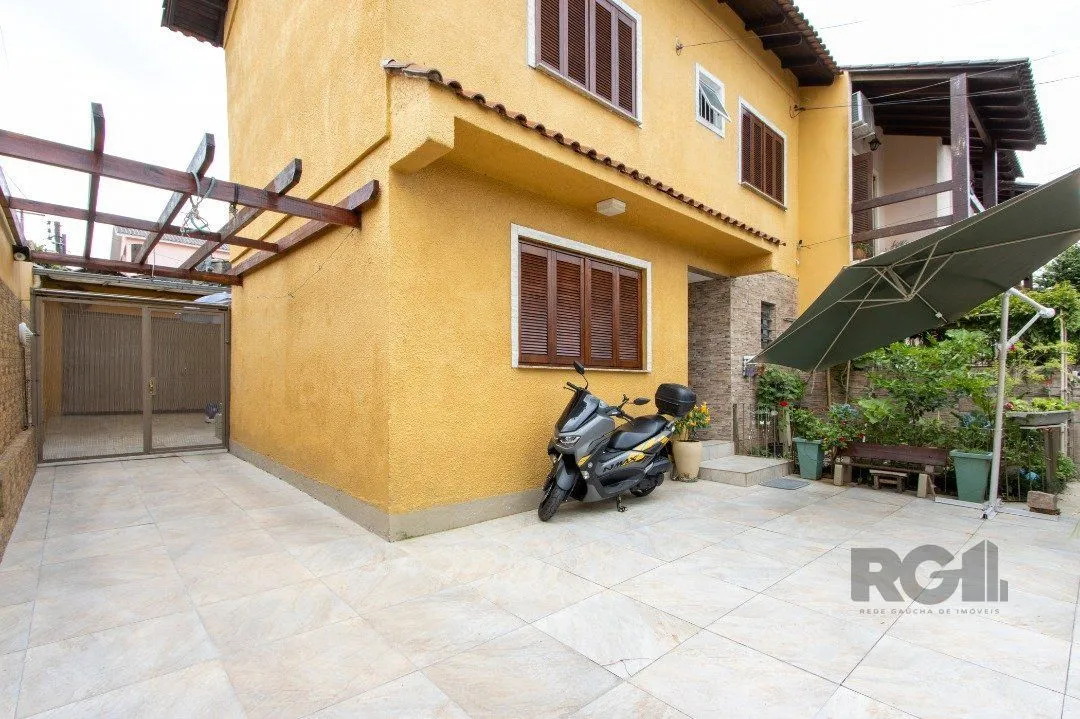 Imagem Sobrado, 3 quartos, 2 banheiros, pátio, 2 vagas, piscina - Bairro Vila Nova