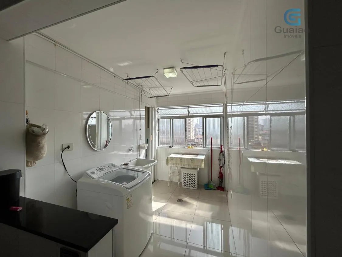 Imagem Vendo Amplo Apartamento 03 dormitórios, 01 Suíte, Dependência de Serviço Completa e Garagem demarcada, Frente para a rua, no Boqueirão, Santos