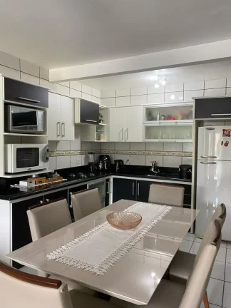 Imagem Casa Espetacular a 1,4 km da Praia Central de Garopaba-SC: Mobiliada e Pronta para Você!