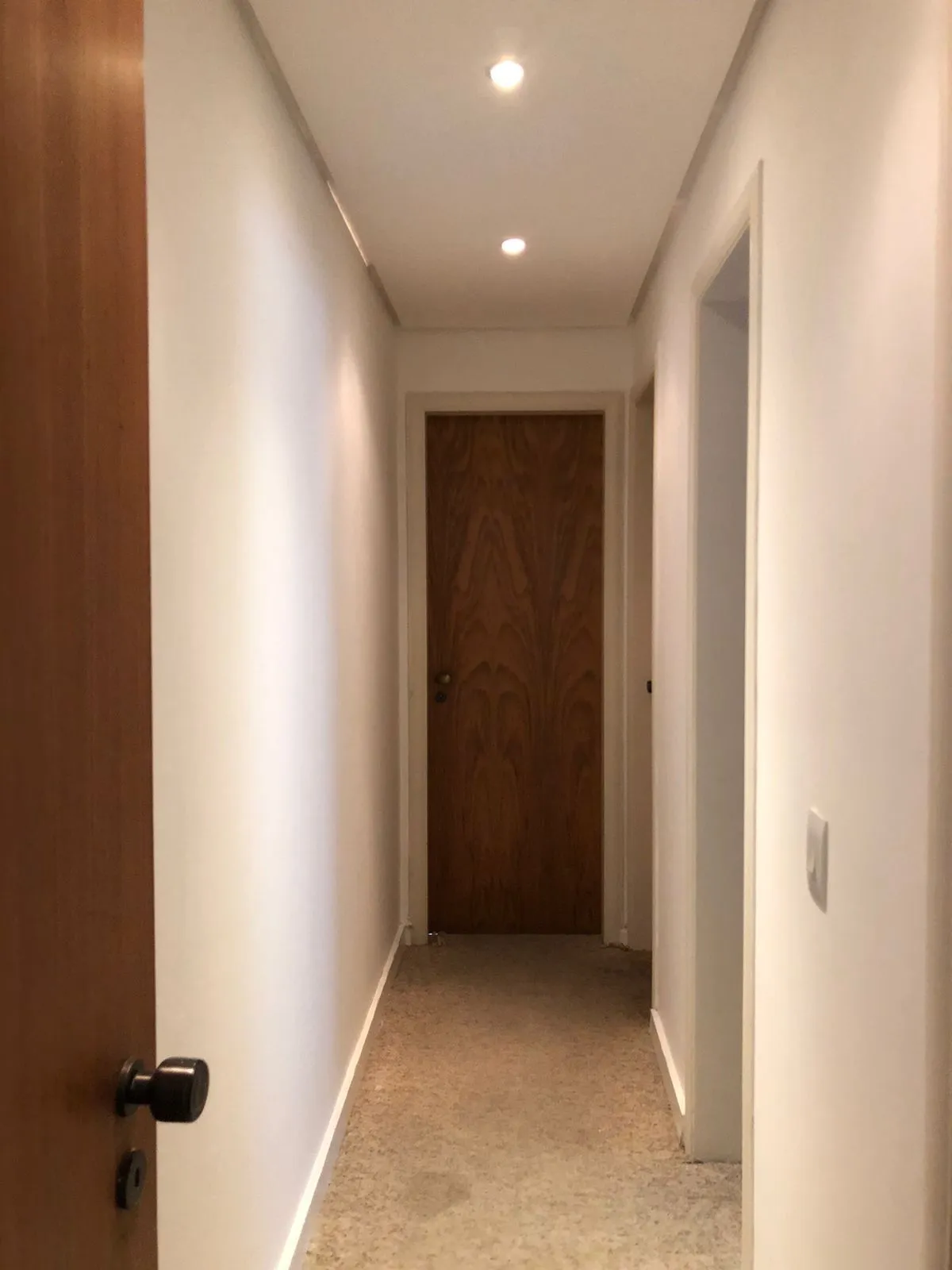 Imagem Vende ou aluga no bairro Menino Deus, com garagem, apartamento de 03 dormitórios, suíte, living 02 ambientes, com sacada e churrasqueira
