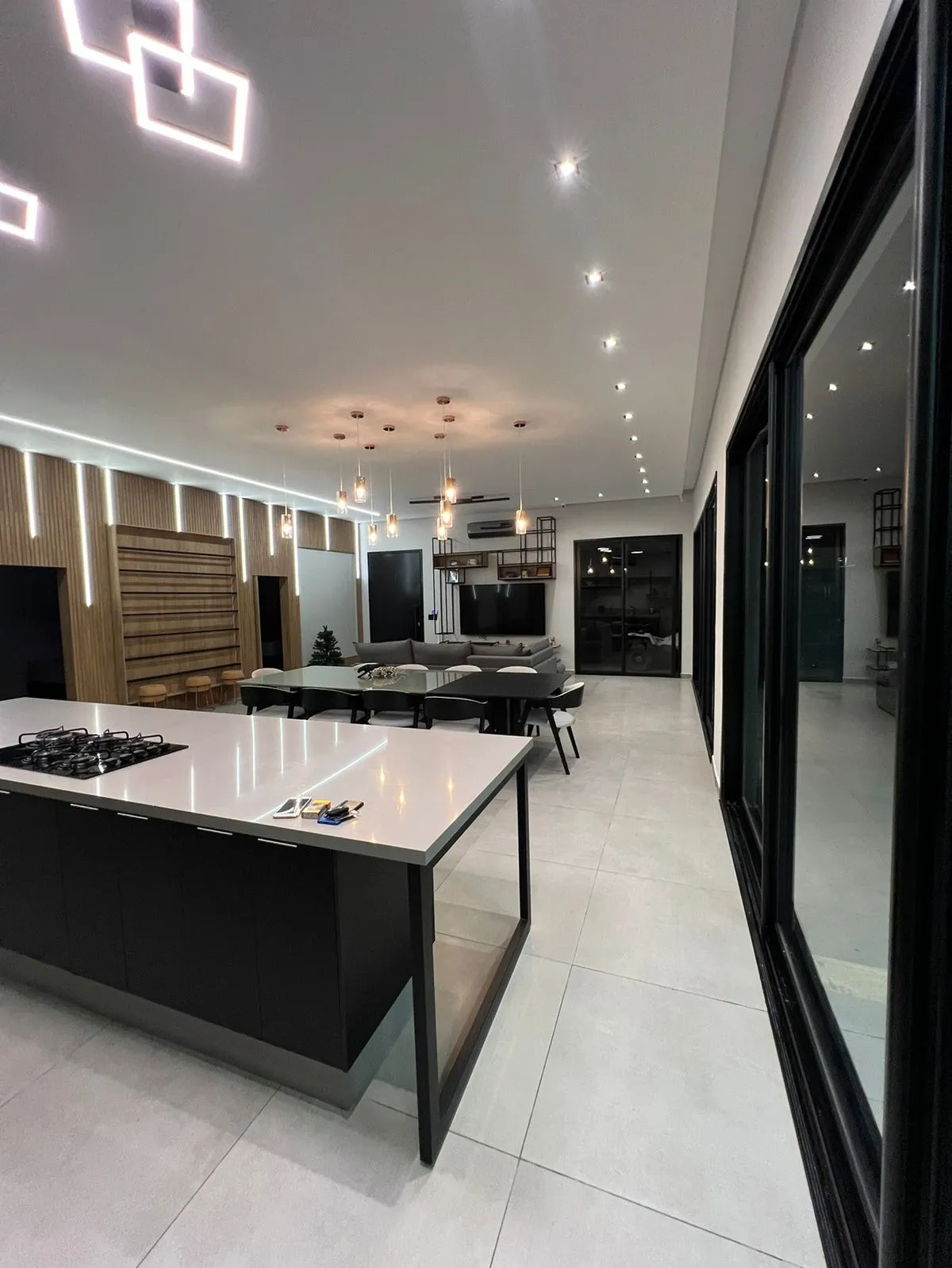Imagem Luxuosa Casa de 700m² em Santa Isabel - Beira da Água com 6 Suítes