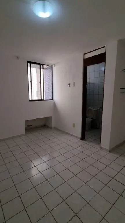 Imagem Apartamento em Intermares a 50m da praia, com 2 quartos (1 suíte), varanda ampla, ventilado e vaga de garagem. Excelente para morar ou investir.