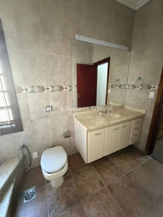 Imagem Ampla e confortável, esta excelente residência conta com 330m² de área construída, oferecendo e...