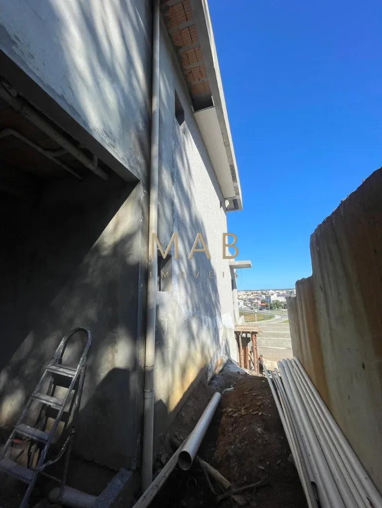 Imagem Espetacular casa à venda em Florianópolis-SC, no bairro Ingleses! 3 quartos sendo 2 suítes, 3 salas, 4 banheiros, 3 vagas de garagem, 326,00m².