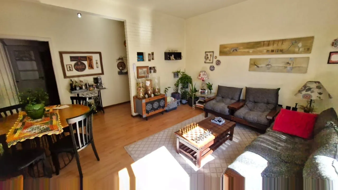 Apartamento no Menino Deus com 2 dormitórios e dependência de empregada com banheiro
