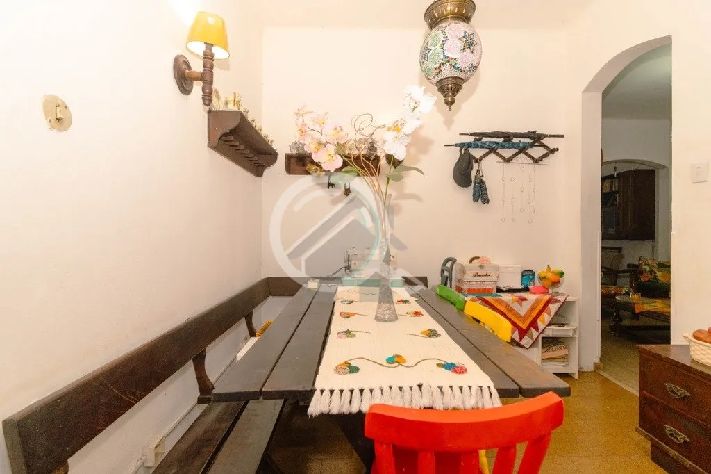 Imagem Casa 2 pavimentos com 130m² de área privativa, três dormitórios, living dois ambientes, sala de ...