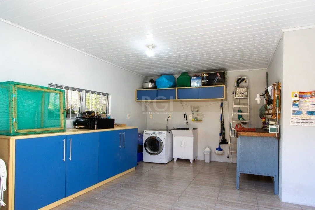 Imagem Sobrado à venda no Bairro Medianeira, reformado, 3 quartos, lareira, churrasqueira, 3 vagas