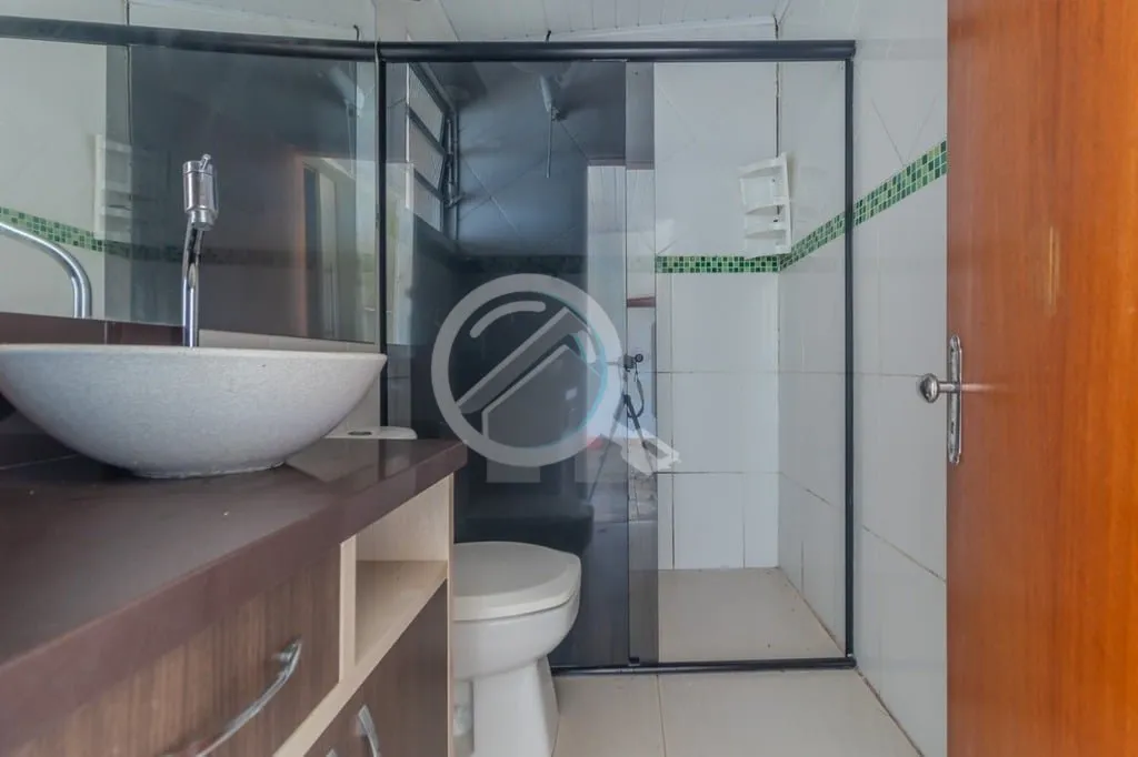 Imagem Sobrado três quartos com uma suíte, living, banheiro social, cozinha e pátio. O sobrado possui ar...