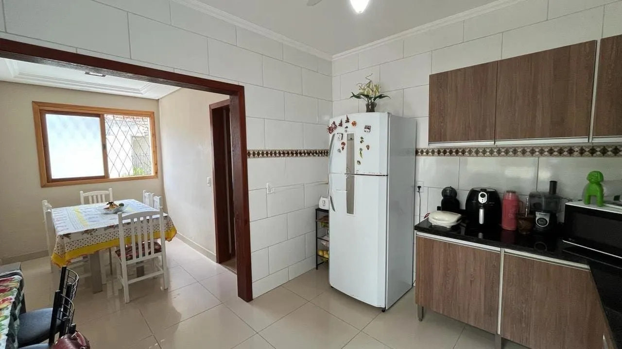 Imagem Casa de 4 dormitórios no bairro Santo Antônio, Porto Alegre