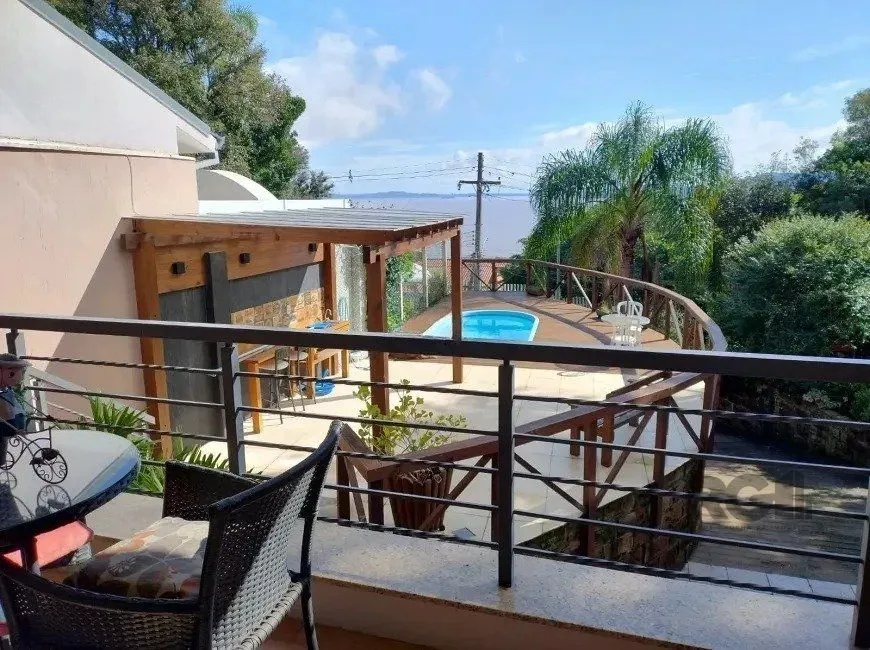 Imagem Casa de 307m² - 3 dormitórios, piscina, 4 vagas no bairro Espírito Santo