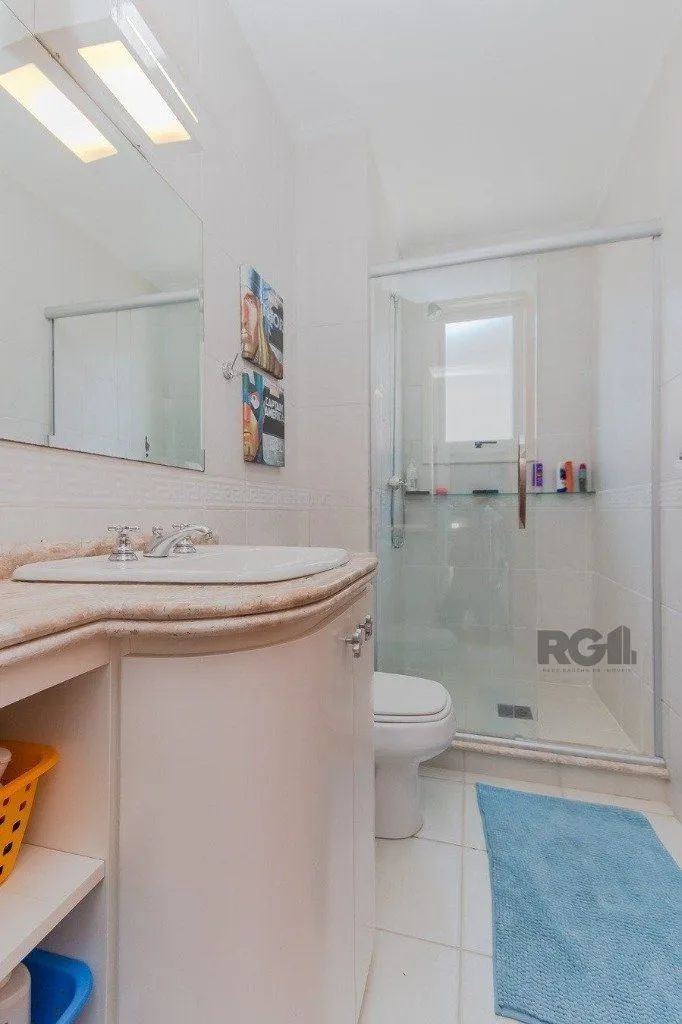Imagem Excelente casa em condomínio de 249m² com 03 dormitórios e 4 vagas.