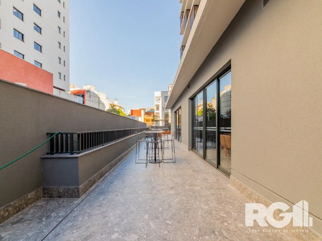 Imagem Loft de alto padrão construtivo no bairro Moinhos de Vento, planta de 29,60 m2 privativos com porcelanato, forro em gesso e aberturas em alumínio com vidros duplos.