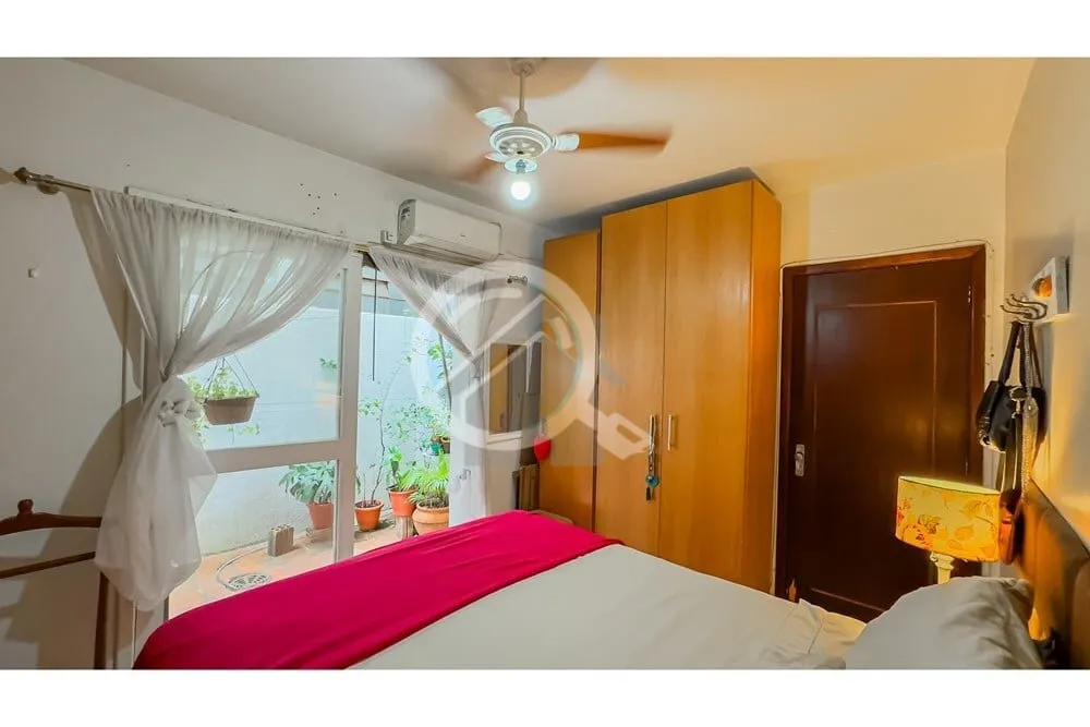 Imagem No Bairro Petrópolis, na Rua Dona Eugênia nº 964, apartamento térreo elevado com pátio, 1 dormi...