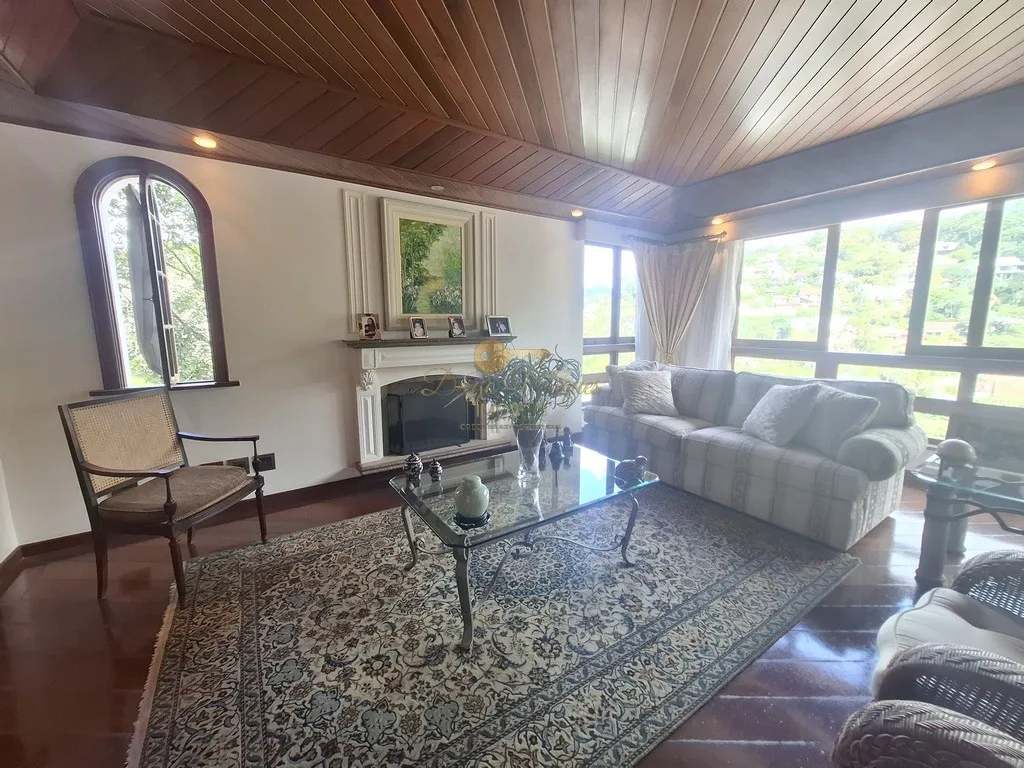 Imagem Casa em Condomínio para Venda em Teresópolis / RJ no bairro Parque do Imbui