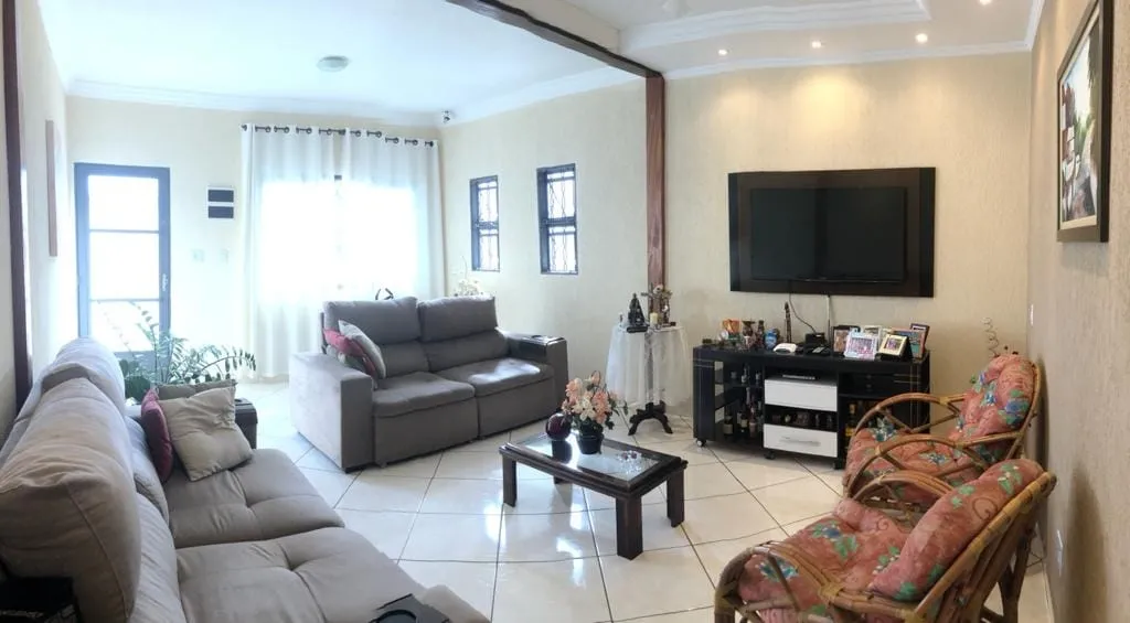 Foto do imóvel Casa à venda 3 Quartos, 2 Suites, 5 Vagas, 410M², Santana, Pindamonhangaba - SP