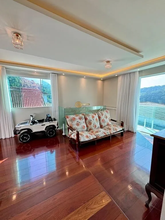 Imagem Casa para Venda em Teresópolis / RJ no bairro Pimenteiras