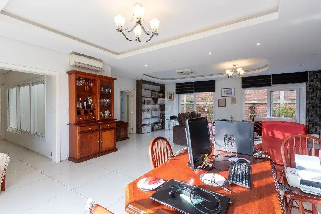 Imagem Casa para Venda - 377m², 4 dormitórios, sendo 3 suites, 3 vagas - Guarujá