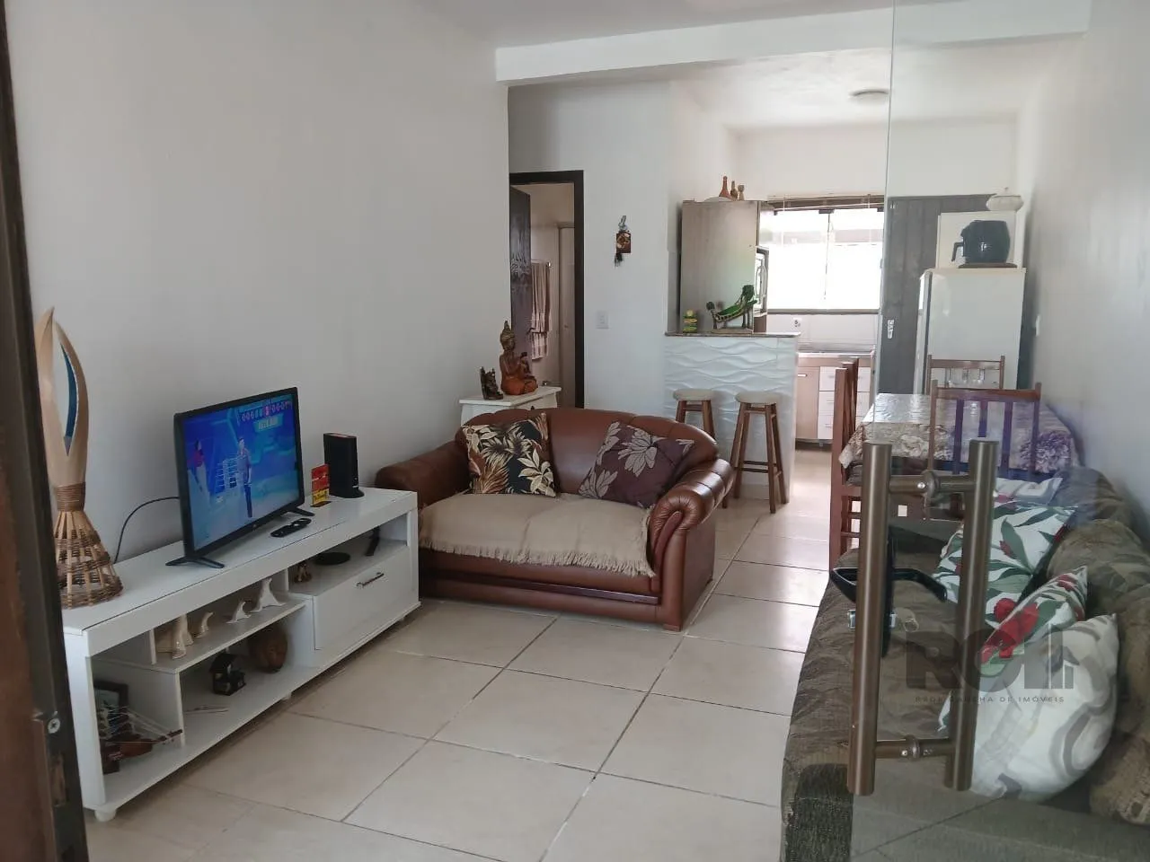 Imagem Casa de 2 dormitórios, com banheiro social, e um living em 2 ambientes, com banheiro Social, e cozinha com área de serviço, mais um patio pra 3 carros, e uma piscina nos fundos...