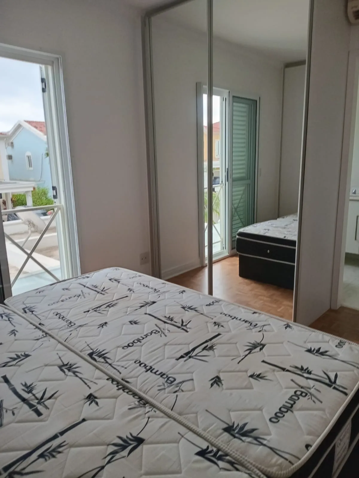 Imagem Aluguel de Casa em Condomínio de Luxo no Tamboré, Santana de Parnaíba-SP: 4 quartos, 1 suíte, 1 sala, 2 banheiros, 4 vagas de garagem, 320m².