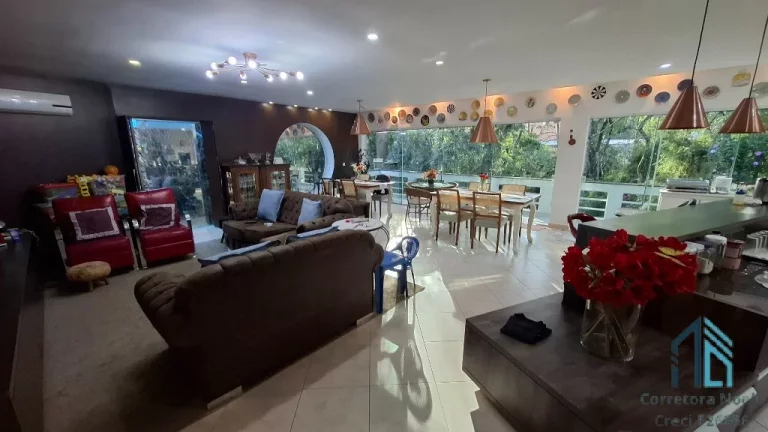 Imagem Casa em condomínio, 05 quartos sendo 04 suítes, 05 vagas, no Bairro Alto em Curitiba PR