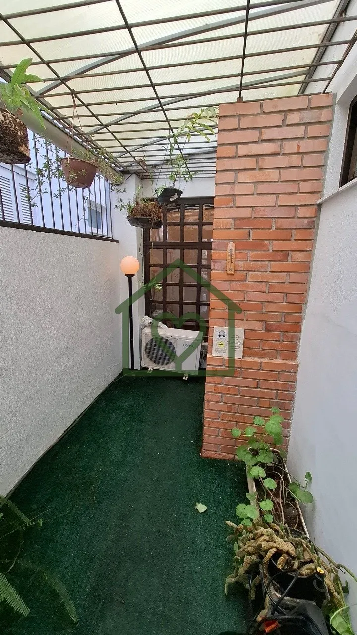 Imagem Casa 3 dormitórios sendo um suíte com sacada e garagem para dois carros. No andar inferior: Living...