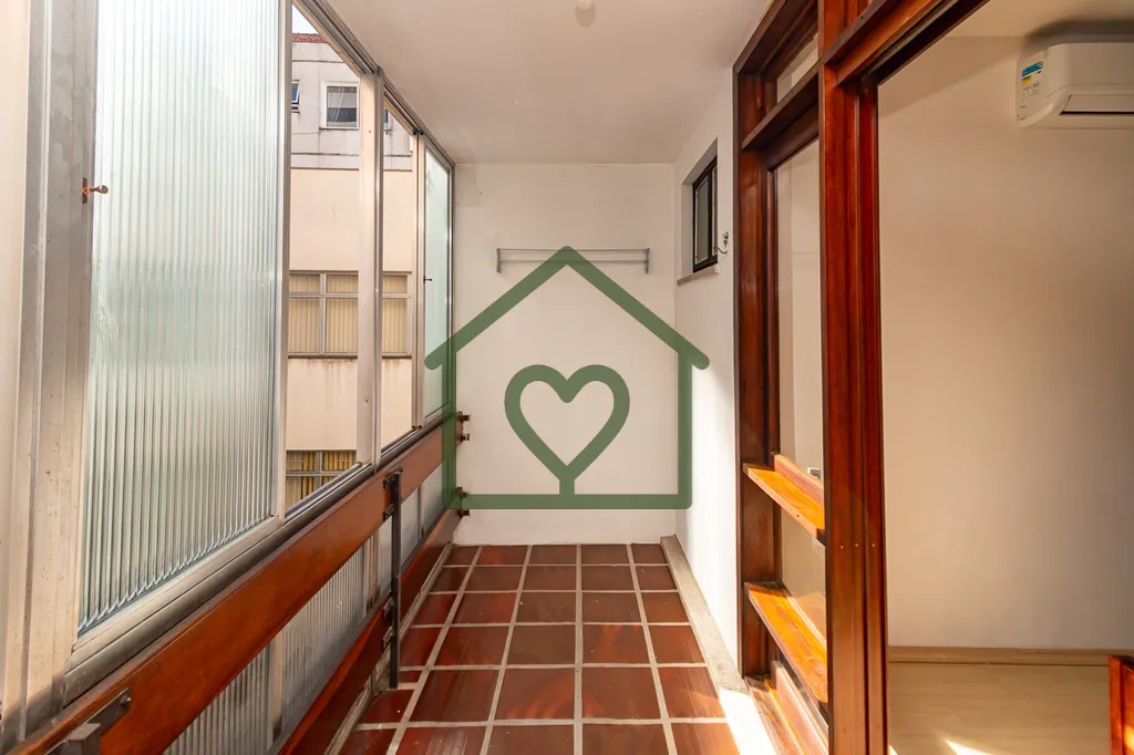 Imagem Com 54m² bem distribuídos, o apartamento conta com 1 dormitório. 
 
O imóvel passou por melhoria...