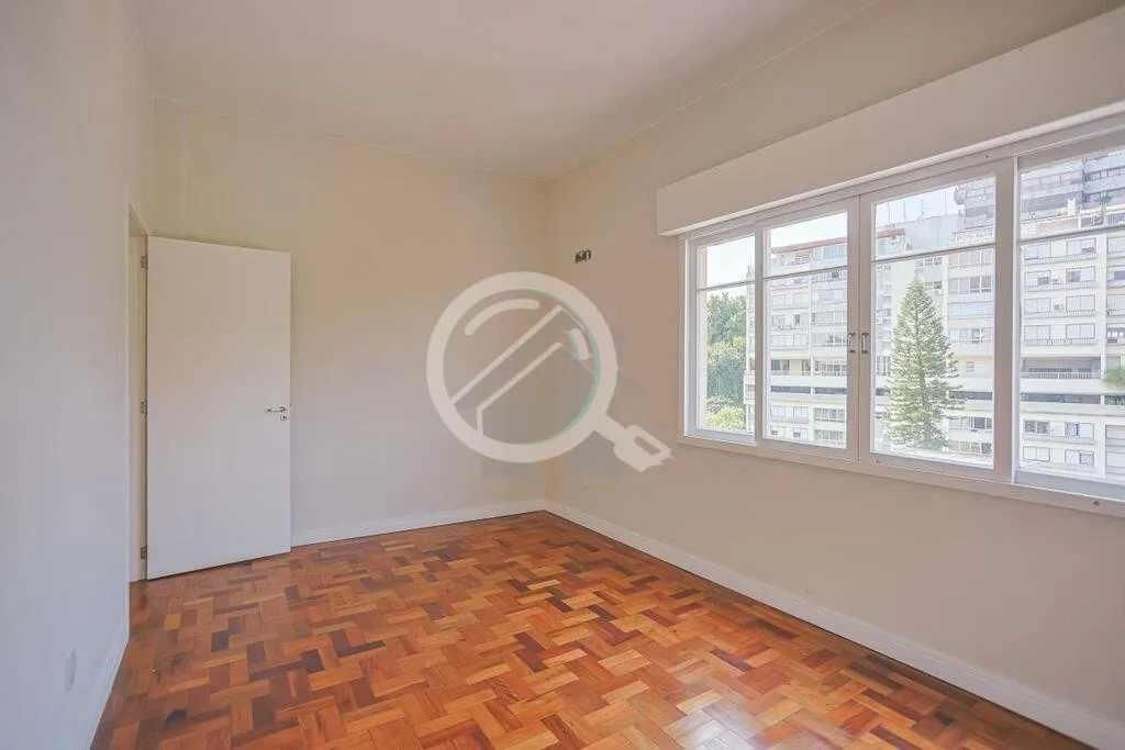 Imagem Apartamento a venda com 2 quartos no bairro Moinhos/Floresta. Desfrute de um ambiente renovado na Av...