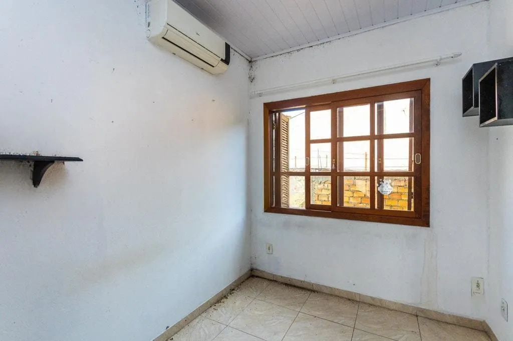 Imagem Casa de 3 dormitórios no Bairro Lomba do Pinheiro - Porto Alegre