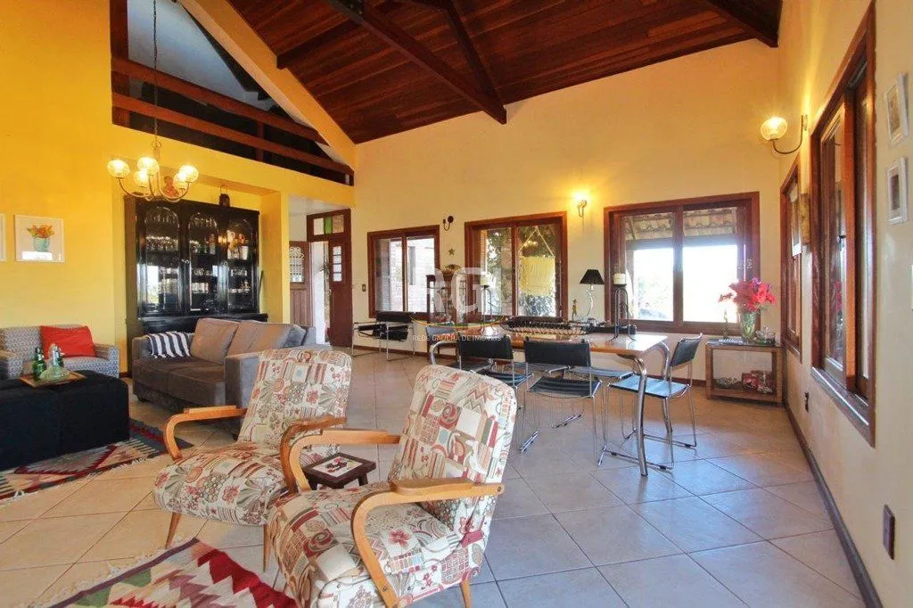 Imagem Casa para Venda - 269.06m², 4 dormitórios, sendo 2 suites, 5 vagas - Teresópolis