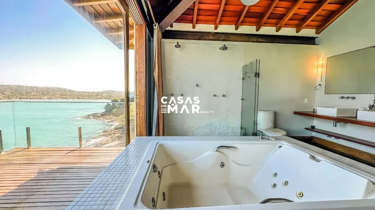 Imagem Casa Frente Mar de Luxo em Búzios-RJ: 5 Suítes, 3 Salas, 8 Banheiros, 3 Vagas, 400m².