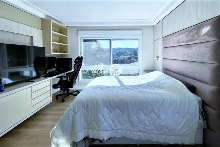Imagem Vende-se Casa em Condominio com 3 suites a 5 minutos da Rua Coberta