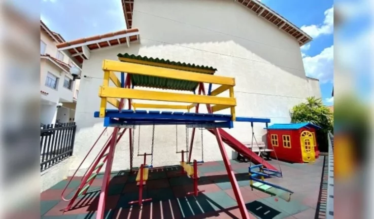 Imagem VENDE-SE LINDA CASA TRIPLEX DE 153M², 4 DORMITÓRIOS, EM EXCELENTE CONDOMÍNIO FECHADO!