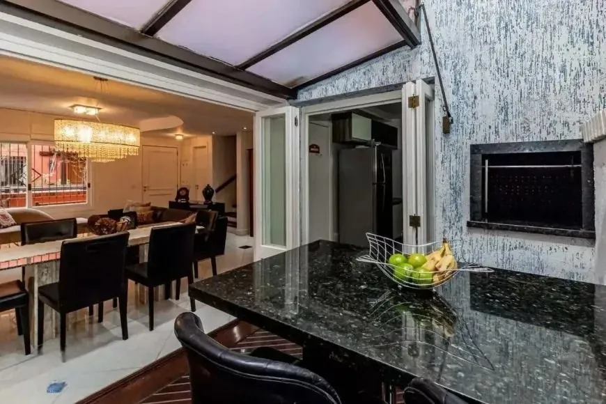 Imagem Casa com 214m², localizado no bairro Vila Jardim em Porto Alegre/RS.