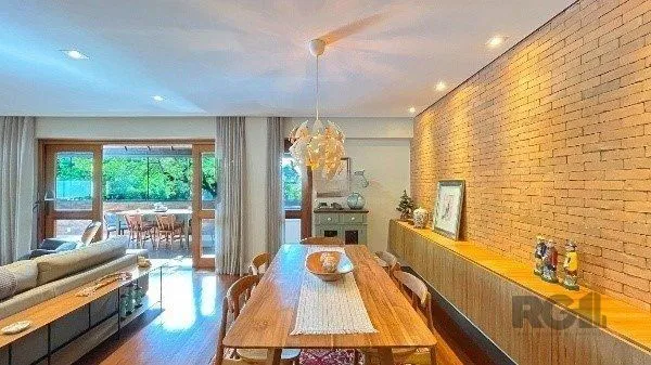 Imagem Apartamento de 200m², 4 quartos, 1 suíte e 4 vagas - Moinhos de Vento