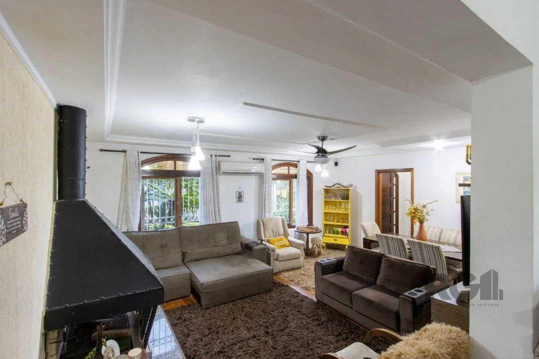 Imagem Casa no bairro Cristal, Possui 4 dormitórios, sendo 1suíte, closet e banheira de hidromassagem, com possibilidade de um podendo 1 dormitórios extra.