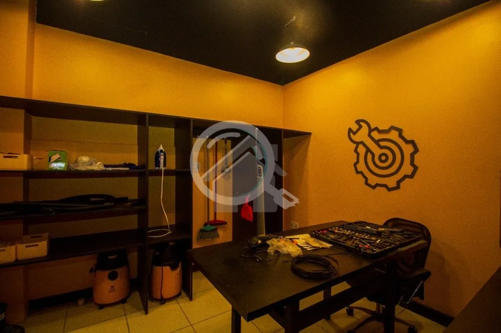 Imagem Studio mobiliado, com dormitório e espaço de convivência conjugados e banheiro social. Localiza-s...