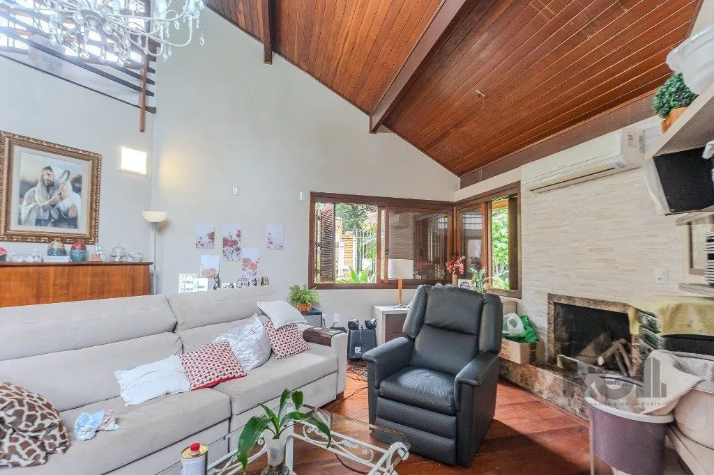 Imagem Casa 400m² - 5 dormitórios, 4 vagas no bairro Vila Jardim