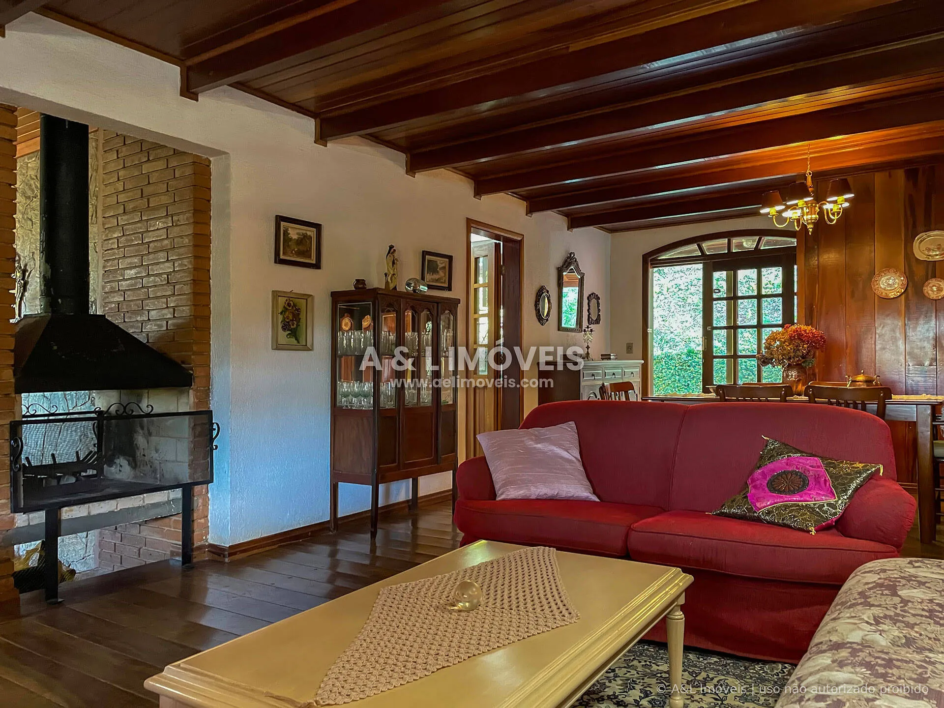 Imagem Casa térrea 3 dorms em Campos do Jordão com lareira de face dupla