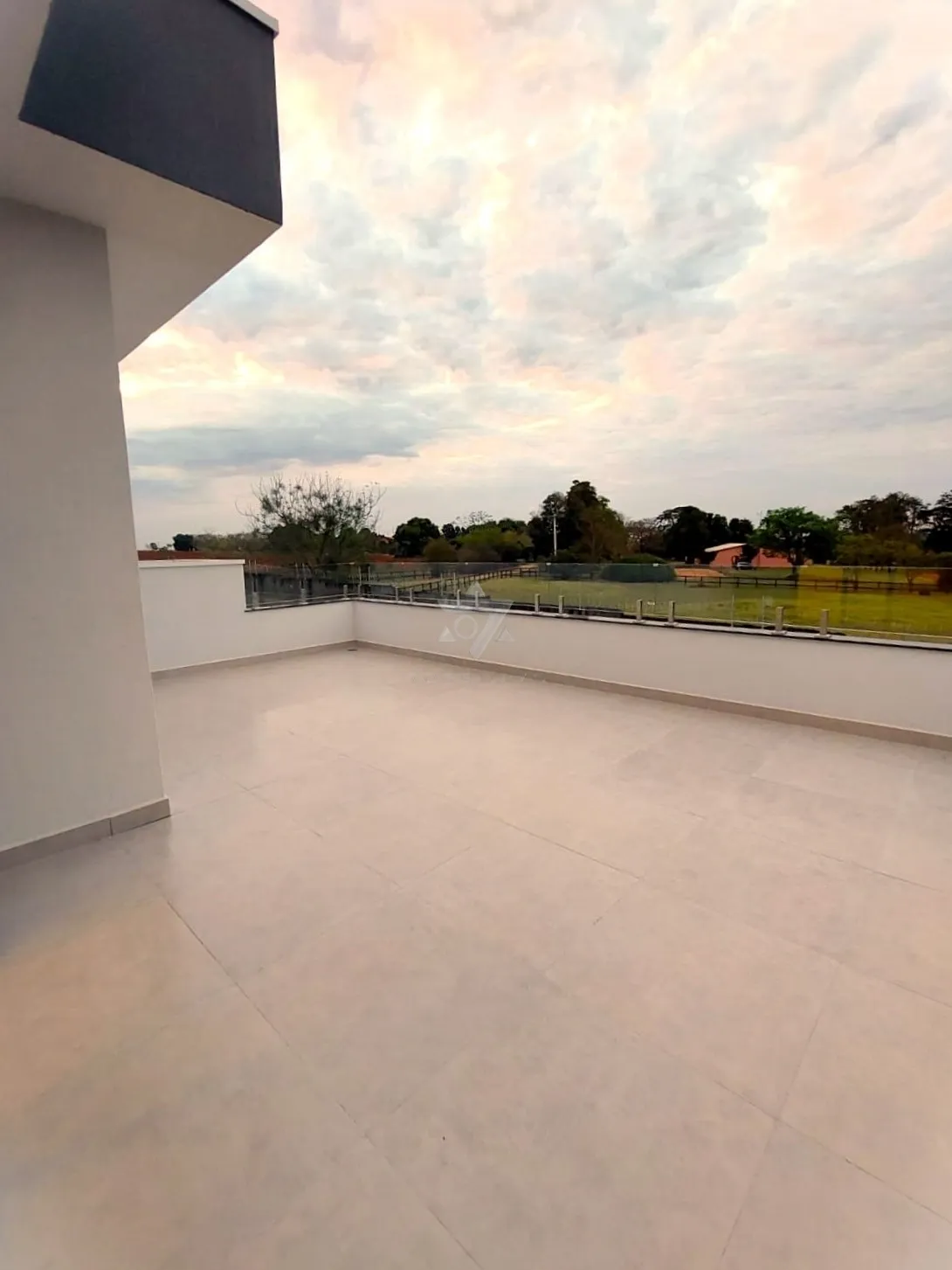 Imagem Sofisticação e Conforto: Sobrado no Residencial Lago Azul