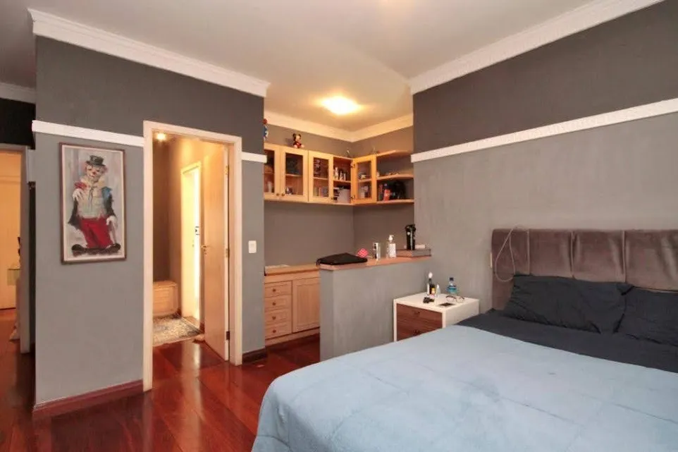 Imagem Casa sobrado, de alto padrão no Alphaville Residencial 8, com 6 suítes, 980m², piscina, elevador, área gourmet, academia, sauna, spa e 5 vagas.